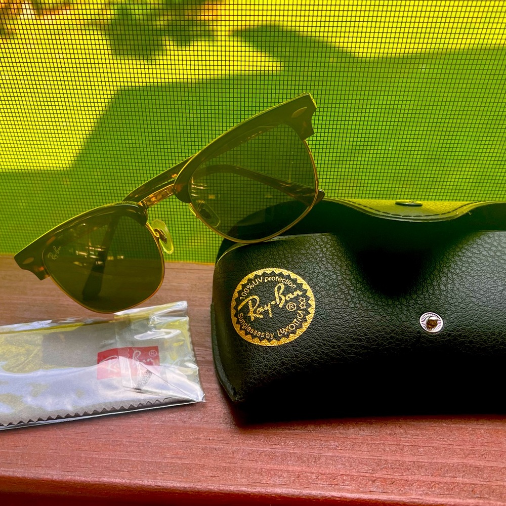 Authentic Ray ban Clubmaster sunglasses.Color: tortoise brown frame. Never worn.